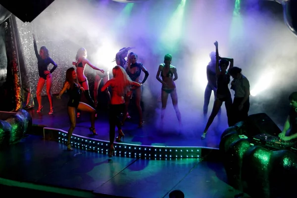 Odessa, Ukrayna - 2 Ekim 2011: Yaratıcı ışık ve müzik gösterisi sırasında bir konserde bir gece kulübünde eğleniyor kişilik büyük bir kalabalık. Neşeli genç insanlar, şeker ve kulüp partisi üzerinde duman.