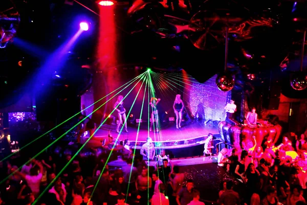 オデッサ ウクライナ 2011 創造的な光と音楽のショーの実行中 ナイトクラブ コンサートで楽しい人の大観衆 陽気な若者 キャンディ クラブ パーティーに煙 — ストック写真