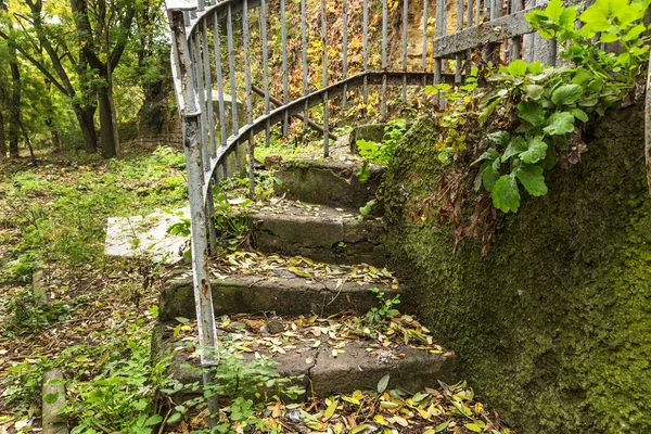 Eski kırık taş merdivenle güzel pitoresk kalıntıları