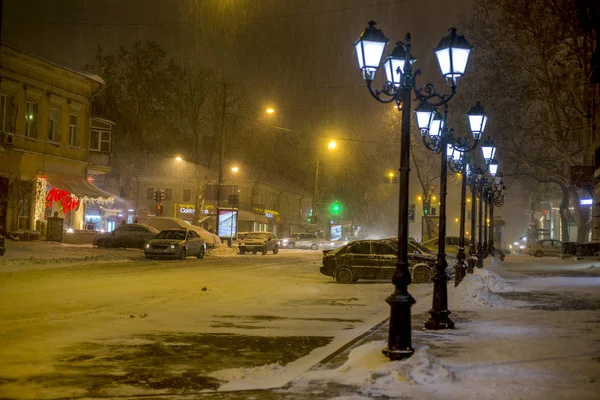 Odessa, Ukrayna - 29 Aralık 2014: Doğal felaketler, kar fırtınası şiddetli kar yağışı ile şehir felç oldu. Kolaps. Kar kaplı siklon Avrupa, 29 Aralık 2014 Odessa, Ukrayna.
