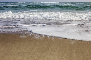 Dalgalar deniz kenarında tropikal kumlu sahilde