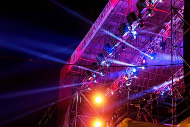 Odessa, Ukrayna - 2 Eylül 2015: Spot bir sürü aydınlatmak sahne Stadı nda Odessa şehir bayram gününde Potap ve Nastya konser sırasında