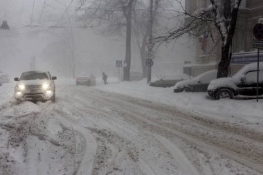 Odessa, Ukrayna - 29 Aralık 2014: Doğal felaketler, kar fırtınası şiddetli kar yağışı ile şehir felç oldu. Kolaps. Kar kaplı siklon Avrupa, 29 Aralık 2014 Odessa, Ukrayna.