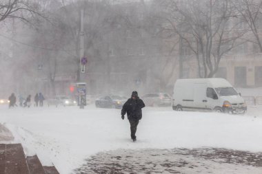 Odessa, Ukrayna - 29 Aralık 2014: Doğal felaketler, kar fırtınası şiddetli kar yağışı ile şehir felç oldu. Kolaps. Kar kaplı siklon Avrupa, 29 Aralık 2014 Odessa, Ukrayna.