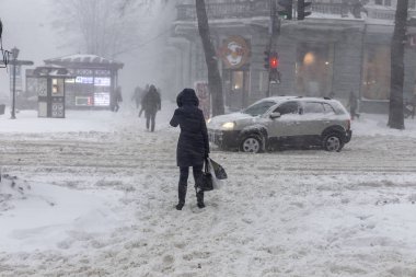 Odessa, Ukrayna - 29 Aralık 2014: Doğal felaketler, kar fırtınası şiddetli kar yağışı ile şehir felç oldu. Kolaps. Kar kaplı siklon Avrupa, 29 Aralık 2014 Odessa, Ukrayna.