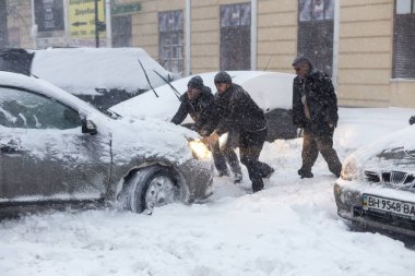 Odessa, Ukrayna - 29 Aralık 2014: Doğal felaketler, kar fırtınası şiddetli kar yağışı ile şehir felç oldu. Kolaps. Kar kaplı siklon Avrupa, 29 Aralık 2014 Odessa, Ukrayna.