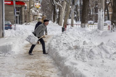 Odessa, Ukrayna - 29 Aralık 2014: Doğal felaketler, kar fırtınası şiddetli kar yağışı ile şehir felç oldu. Kolaps. Kar kaplı siklon Avrupa, 29 Aralık 2014 Odessa, Ukrayna.