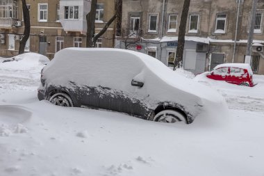 Odessa, Ukrayna - 29 Aralık 2014: Doğal felaketler, kar fırtınası şiddetli kar yağışı ile şehir felç oldu. Kolaps. Kar kaplı siklon Avrupa, 29 Aralık 2014 Odessa, Ukrayna.