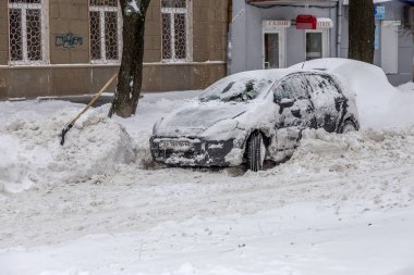 Odessa, Ukrayna - 29 Aralık 2014: Doğal felaketler, kar fırtınası şiddetli kar yağışı ile şehir felç oldu. Kolaps. Kar kaplı siklon Avrupa, 29 Aralık 2014 Odessa, Ukrayna.