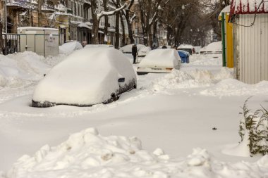 Odessa, Ukrayna - 29 Aralık 2014: Doğal felaketler, kar fırtınası şiddetli kar yağışı ile şehir felç oldu. Kolaps. Kar kaplı siklon Avrupa, 29 Aralık 2014 Odessa, Ukrayna.