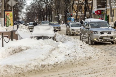 Odessa, Ukrayna - 29 Aralık 2014: Doğal felaketler, kar fırtınası şiddetli kar yağışı ile şehir felç oldu. Kolaps. Kar kaplı siklon Avrupa, 29 Aralık 2014 Odessa, Ukrayna.