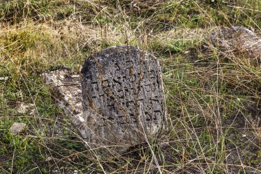 Odessa, Ukrayna - 4 Kasım: 18. yüzyıl Kodyma Odessa bölge Ukrayna'nın tarihi Yahudi mezarlığına, terk edilmiş eski mezarlar. Seçici odak. 4 Kasım 2014 Odessa, Ukrayna