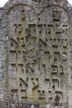 Odessa, Ukrayna - 4 Kasım: 18. yüzyıl Kodyma Odessa bölge Ukrayna'nın tarihi Yahudi mezarlığına, terk edilmiş eski mezarlar. Seçici odak. 4 Kasım 2014 Odessa, Ukrayna