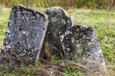Odessa, Ukrayna - 4 Kasım: 18. yüzyıl Kodyma Odessa bölge Ukrayna'nın tarihi Yahudi mezarlığına, terk edilmiş eski mezarlar. Seçici odak. 4 Kasım 2014 Odessa, Ukrayna