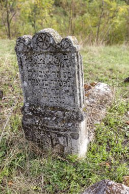 Odessa, Ukrayna - 4 Kasım: 18. yüzyıl Kodyma Odessa bölge Ukrayna'nın tarihi Yahudi mezarlığına, terk edilmiş eski mezarlar. Seçici odak. 4 Kasım 2014 Odessa, Ukrayna