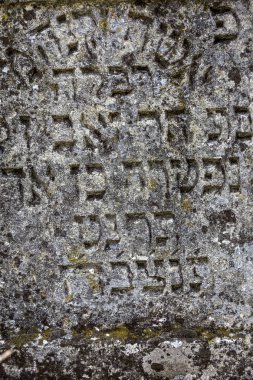 Odessa, Ukrayna - 4 Kasım: 18. yüzyıl Kodyma Odessa bölge Ukrayna'nın tarihi Yahudi mezarlığına, terk edilmiş eski mezarlar. Seçici odak. 4 Kasım 2014 Odessa, Ukrayna