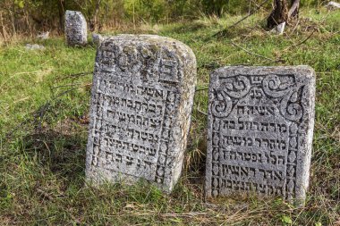 Odessa, Ukrayna - 4 Kasım: 18. yüzyıl Kodyma Odessa bölge Ukrayna'nın tarihi Yahudi mezarlığına, terk edilmiş eski mezarlar. Seçici odak. 4 Kasım 2014 Odessa, Ukrayna