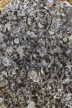 Odessa, Ukrayna - 4 Kasım: 18. yüzyıl Kodyma Odessa bölge Ukrayna'nın tarihi Yahudi mezarlığına, terk edilmiş eski mezarlar. Seçici odak. 4 Kasım 2014 Odessa, Ukrayna