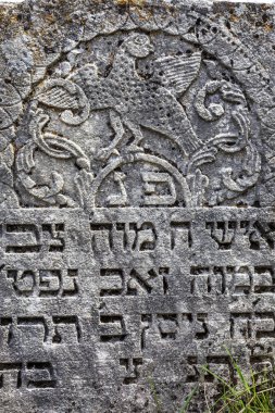 Odessa, Ukrayna - 4 Kasım: 18. yüzyıl Kodyma Odessa bölge Ukrayna'nın tarihi Yahudi mezarlığına, terk edilmiş eski mezarlar. Seçici odak. 4 Kasım 2014 Odessa, Ukrayna