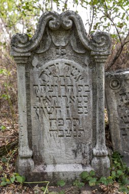 Odessa, Ukrayna - 4 Kasım: 18. yüzyıl Kodyma Odessa bölge Ukrayna'nın tarihi Yahudi mezarlığına, terk edilmiş eski mezarlar. Seçici odak. 4 Kasım 2014 Odessa, Ukrayna