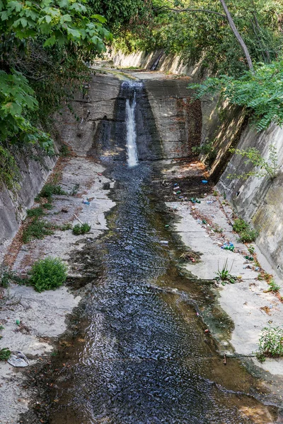 Kentin Taş Bir Yalak Pis Kokulu Kanalizasyon Akışı Çevre Kirliliği — Stok fotoğraf