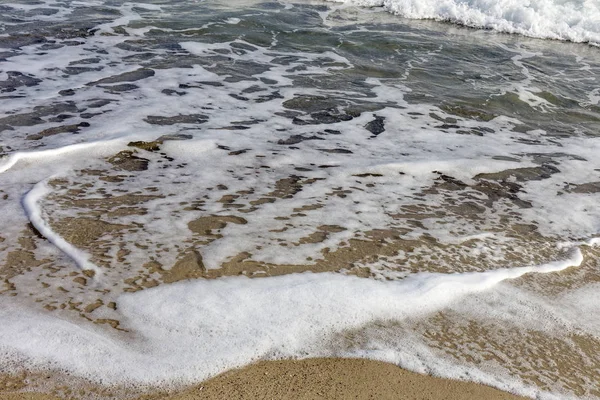 Dalgalar Deniz Kenarında Tropikal Kumlu Sahilde — Stok fotoğraf