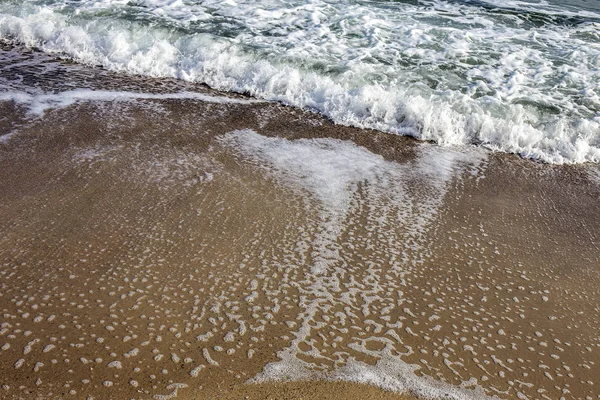 Dalgalar Deniz Kenarında Tropikal Kumlu Sahilde — Stok fotoğraf