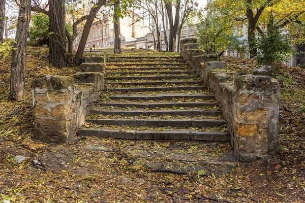 旧损坏的石梯 质感的背景 老石头水泥楼梯在城市公园在裂缝 — 图库照片