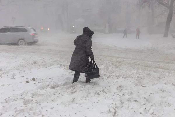 敖德萨 乌克兰 2014年12月29日 自然灾害 暴风雪与大雪瘫痪了城市 Kolaps 雪覆盖旋风欧洲 2014年12月29日在敖德萨 乌克兰 — 图库照片