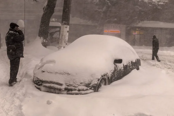 オデッサ ウクライナ 2014 自然災害 大雪と吹雪 都市を麻痺させた Kolaps 雪覆われたサイクロン ヨーロッパ 2014 — ストック写真