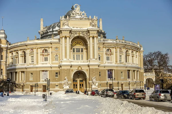 Odessa, Ukrayna - 29 Aralık 2014: Doğal felaketler, kar fırtınası şiddetli kar yağışı ile şehir felç oldu. Kolaps. Kar kaplı siklon Avrupa, 29 Aralık 2014 Odessa, Ukrayna.