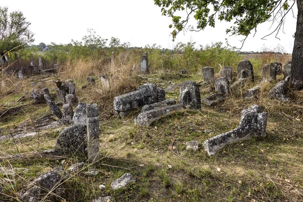 乌克兰奥德萨 11月4日 在乌克兰18世纪科德马 奥德萨地区具有历史意义的犹太墓地被废弃的旧坟墓 选择性对焦 2014年11月4日 乌克兰奥德萨 — 图库照片