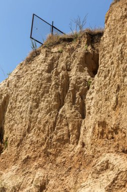 Karadeniz kıyısındaki heyelan bölgesi. Yağmur mevsiminde doğal afetler bölgesi. Büyük toprak kütleleri tepenin yamacında kayıp evleri yok ediyor. Heyelan - yaşam tehdidi