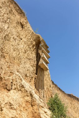 Karadeniz kıyısındaki heyelan bölgesi. Yağmur mevsiminde doğal afetler bölgesi. Büyük toprak kütleleri tepenin yamacında kayıp evleri yok ediyor. Heyelan - yaşam tehdidi