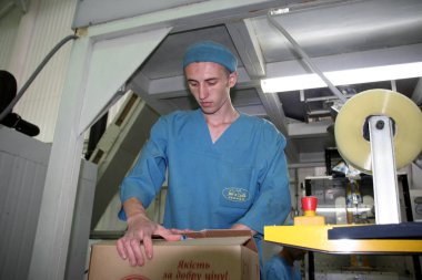 Odessa, Ukrayna - 7 Temmuz 2007: Fabrika gıda doğal malzemelerle üretim için. Kolaylık yiyecek. Köfte, üretimini krep. Gıda ürünleri pişirme.