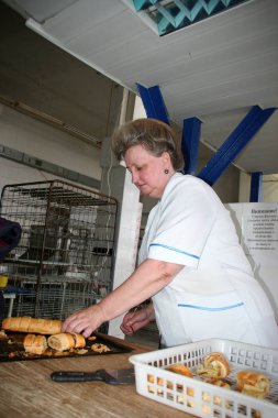 Odessa, Ukrayna - 7 Temmuz 2007: Fabrika gıda doğal malzemelerle üretim için. Kolaylık yiyecek. Köfte, üretimini krep. Gıda ürünleri pişirme.