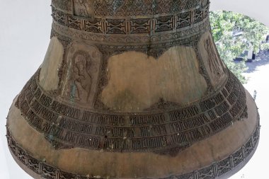 Bronz çan Ukraynalı Ortodoks Kilisesi Moskova Patrik Kilisesi. Çan kitabe: kutsal varsayım Odessa ataerkil Manastırı, İncil'den ifade