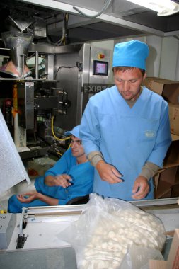 Odessa, Ukrayna - 7 Temmuz 2007: Fabrika gıda doğal malzemelerle üretim için. Kolaylık yiyecek. Köfte, üretimini krep. Ambalaj ve Sevkiyat