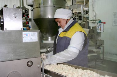 Odessa, Ukrayna - 7 Temmuz 2007: Fabrika gıda doğal malzemelerle üretim için. Kolaylık yiyecek. Köfte, üretimini krep. Dolum hazırlanması. Hareket bulanıklığı.