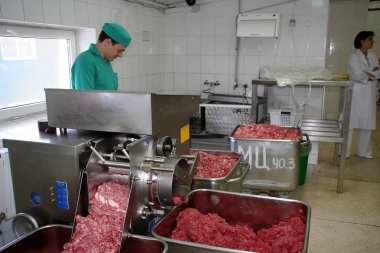Odessa, Ukrayna - 7 Temmuz 2007: Fabrika gıda doğal malzemelerle üretim için. Kolaylık yiyecek. Köfte, üretimini krep. Kasap. Sığır kesim. Hareket bulanıklığı.