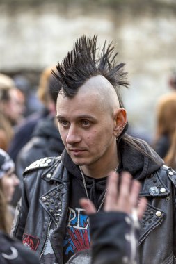Odessa, Ukrayna - 22 Kasım: Yerel hayranları rock grubu için parti önünde bir rock konseri oyun ve arkadaşları, 22 Kasım 2014 Odessa, Ukrayna ile iletişim