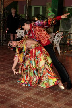 Odessa, Ukrayna - 26 Mayıs: Yerel çingene ensemble Odessa, Ukrayna 26 Mayıs 2012 tatil sezonu açılışında restoranda renkli giysiler içinde dinamik Ulusal Dansları gerçekleştirir