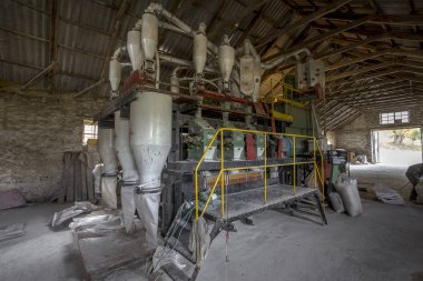 Odessa, Ukrayna - 10 Ekim 2014: bir küçük çiftlik otomatik modern fabrikaları buğday öğütme teknolojik üretim süreci. Özel tarım 10 Ekim 2014 Odessa, Ukrayna. 