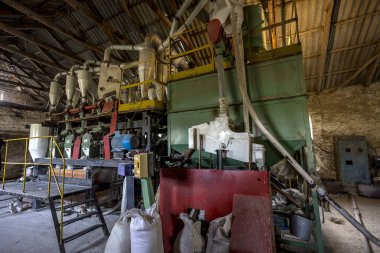 Odessa, Ukrayna - 10 Ekim 2014: bir küçük çiftlik otomatik modern fabrikaları buğday öğütme teknolojik üretim süreci. Özel tarım 10 Ekim 2014 Odessa, Ukrayna. 