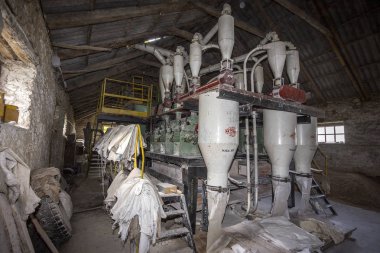 Odessa, Ukrayna - 10 Ekim 2014: bir küçük çiftlik otomatik modern fabrikaları buğday öğütme teknolojik üretim süreci. Özel tarım 10 Ekim 2014 Odessa, Ukrayna. 