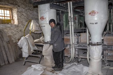 Odessa, Ukrayna - 10 Ekim 2014: bir küçük çiftlik otomatik modern fabrikaları buğday öğütme teknolojik üretim süreci. Özel tarım 10 Ekim 2014 Odessa, Ukrayna. 
