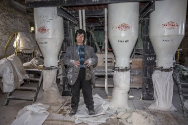 Odessa, Ukrayna - 10 Ekim 2014: bir küçük çiftlik otomatik modern fabrikaları buğday öğütme teknolojik üretim süreci. Özel tarım 10 Ekim 2014 Odessa, Ukrayna. 