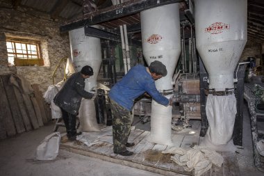 Odessa, Ukrayna - 10 Ekim 2014: bir küçük çiftlik otomatik modern fabrikaları buğday öğütme teknolojik üretim süreci. Özel tarım 10 Ekim 2014 Odessa, Ukrayna. 