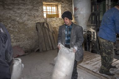 Odessa, Ukrayna - 10 Ekim 2014: bir küçük çiftlik otomatik modern fabrikaları buğday öğütme teknolojik üretim süreci. Özel tarım 10 Ekim 2014 Odessa, Ukrayna. 