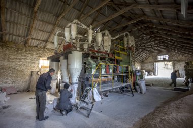 Odessa, Ukrayna - 10 Ekim 2014: bir küçük çiftlik otomatik modern fabrikaları buğday öğütme teknolojik üretim süreci. Özel tarım 10 Ekim 2014 Odessa, Ukrayna. 